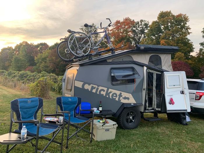A camper set up at Hummingbird Hills Winery