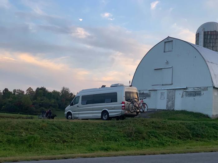 A camper set up at Hummingbird Hills Winery