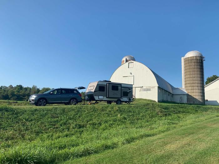 A camper set up at Hummingbird Hills Winery