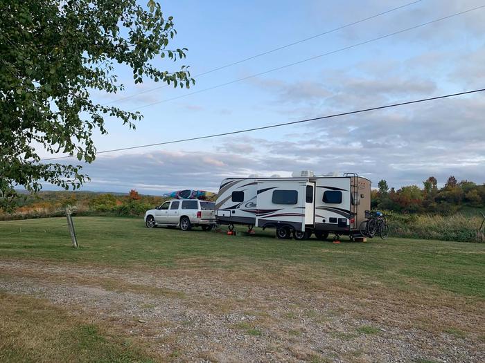 A camper set up at Hummingbird Hills Winery