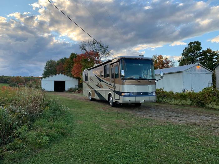 A camper set up at Hummingbird Hills Winery